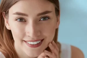 Yetişkinlerde ortodontik tedavi ile kazanılan sağlıklı ve estetik diş dizilimi.